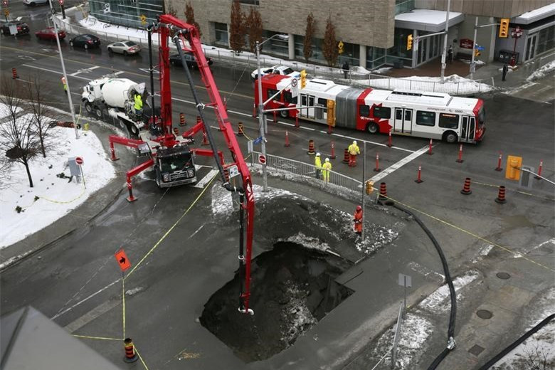 "Hố tử thần" xuất hiện tại giao lộ Laurier Avenue E và Waller Street, ở Ottawa vào ngày 21/2/2014. Ảnh: Reuters.