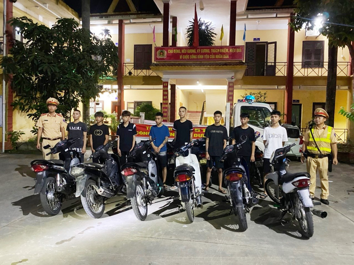  Xử lý nhóm đối tượng lạng lách, đánh võng: Khoảng 20h20 ngày 13/8, khi tổ Công tác 151 Công an huyện Thanh Hà đang tuần tra trên tuyến đường tỉnh 390 phát hiện một nhóm thanh thiếu niên điều khiển xe không gắn biển số chạy tốc độ cao, lạng lách, đánh võng trên đường gây nguy hiểm, lo lắng cho người tham gia giao thông. Tổ công tác đã lập tức tiến hành dừng, kiểm tra các phương tiện vi phạm, xác định 6 đối tượng vi phạm về hành vi điều khiển xe không gắn biển số, không có gương chiếu hậu, không có giấy đăng ký xe, không có giấy phép lái xe và điều khiển loại phương tiện không đúng độ tuổi. Tổ Công tác 151 Công an huyện Thanh Hà lập hồ sơ xử lý theo quy định. 