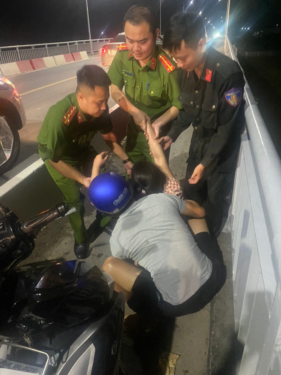  Kịp thời ngăn cản người phụ nữ định tự tử. Khoảng 20h30 ngày 13/8, Tổ công tác 151 số 2 của Công an tỉnh Hải Dương thực hiện nhiệm vụ tuần tra kiểm soát trên tuyến Quốc lộ 37, hướng Nam Sách đi Chí Linh. Khi đi đến giữa cầu Bình, Tổ công tác phát hiện một phụ nữ đang mang bầu có ý định nhảy cầu tự tử. Lực lượng làm nhiệm vụ đã nhanh chóng tìm cách tiếp cận, lựa lời trò chuyện, khuyên nhủ, đồng thời giữ chặt người phụ nữ, đưa vào khu vực an toàn. Người phụ nữ tên P, trú tại xã Quốc Tuấn, huyện Nam Sách, đang mang thai tháng thứ 6. Nguyên nhân khiến chị P nảy sinh ý định tự tử là do áp lực dồn nén trong cuộc sống, dẫn đến hành vi tiêu cực. 