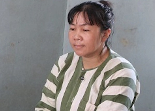  Để nhân viên tự thỏa thuận bán dâm, quản lý quán massage bị khởi tố. Ngày 13/8, cơ quan CSĐT Công an huyện Cầu Kè, tỉnh Trà Vinh đã khởi tố bị can và bắt tạm giam Trần Thanh Thùy (47 tuổi, ở huyện Cầu Kè) điều tra về tội Chứa mại dâm. Ngày 31/7, Công an huyện Cầu Kè kiểm tra cơ sở massage ở xã Thạnh Phú và phát hiện 3 đôi nam, nữ đang thực hiện hành vi mua bán dâm. Thùy khai việc mua, bán dâm do các nhân viên tự thỏa thuận với khách khi họ có nhu cầu.