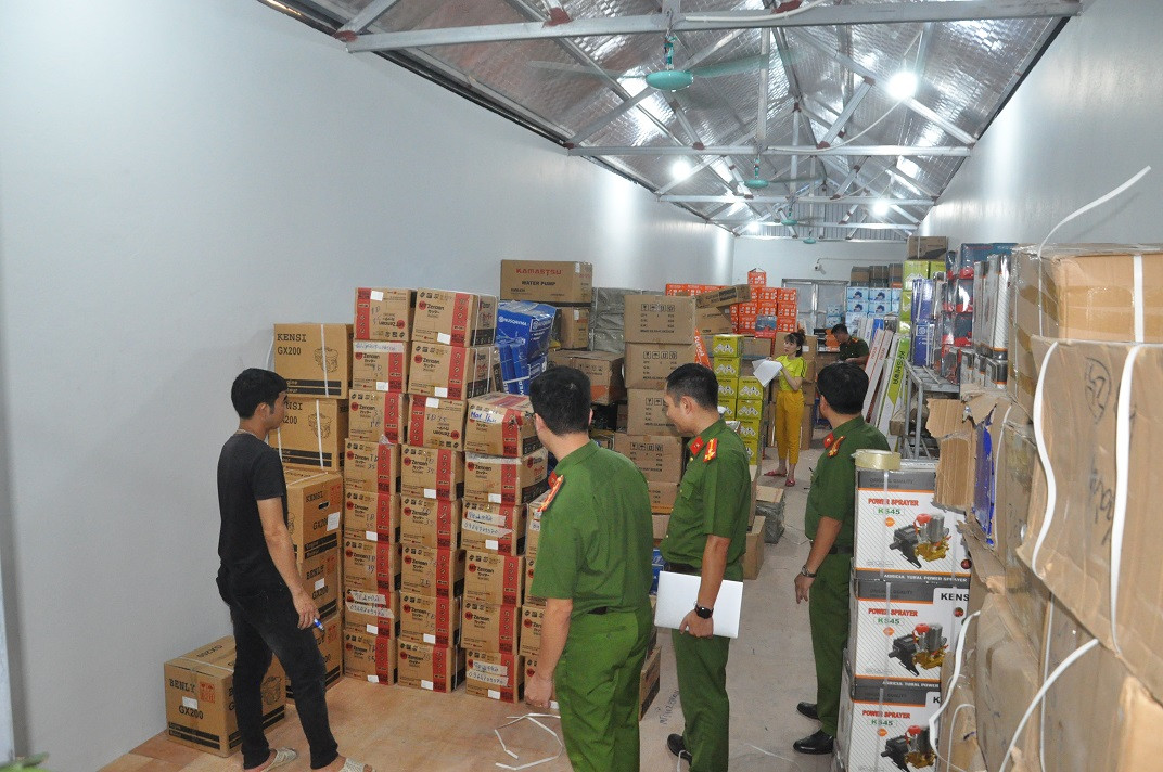 Cong an Hai Duong dang xac minh 20 tan hang hoa nghi lau cua Thanh Dat HD-Hinh-2