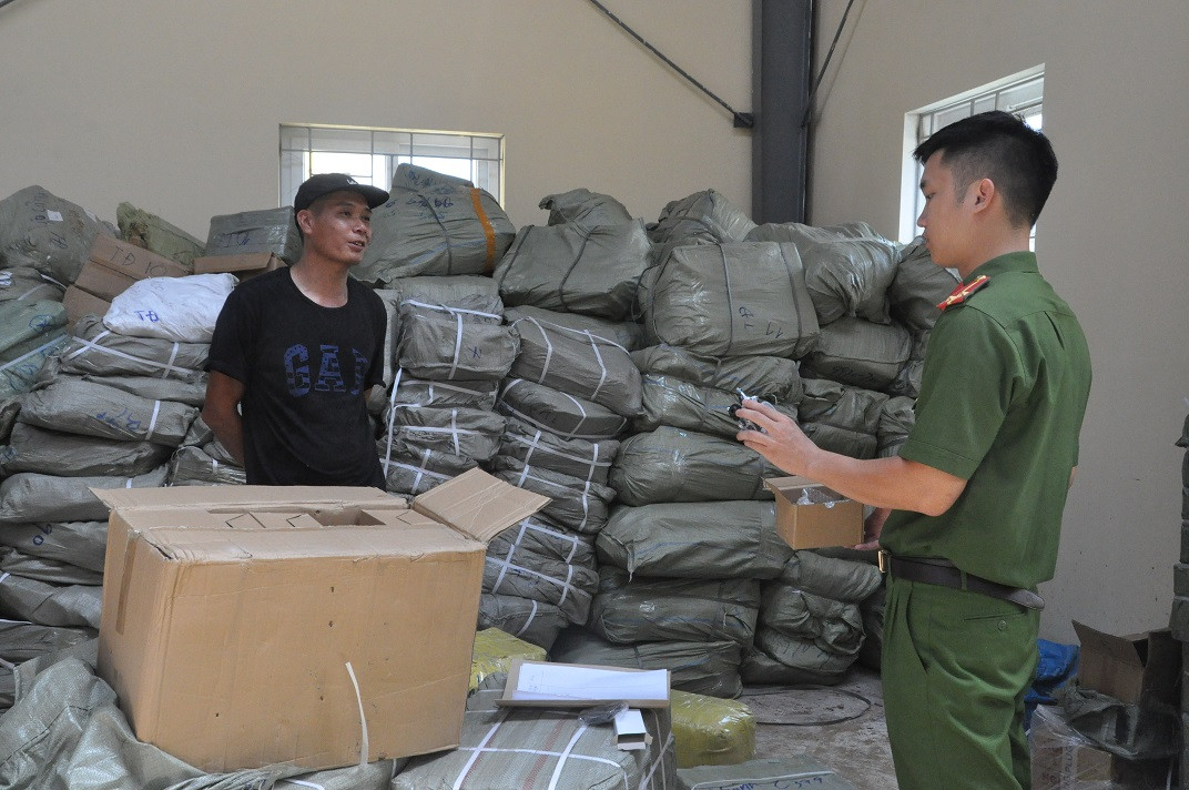Cong an Hai Duong dang xac minh 20 tan hang hoa nghi lau cua Thanh Dat HD