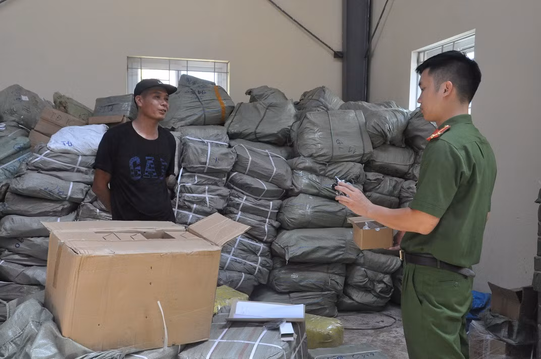 Cong an Hai Duong dang xac minh 20 tan hang hoa nghi lau cua Thanh Dat HD