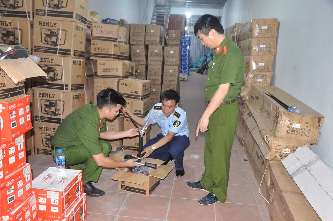 Cong an Hai Duong dang xac minh 20 tan hang hoa nghi lau cua Thanh Dat HD-Hinh-3