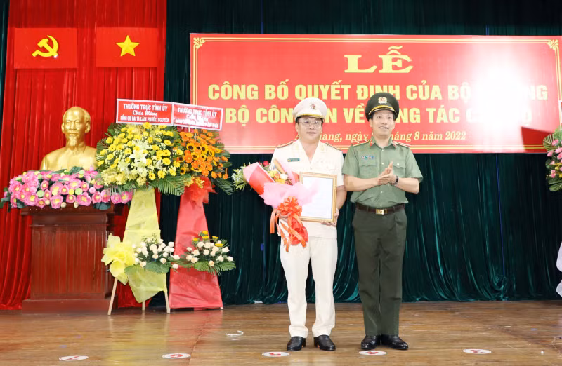 Chiều 30/8, tại Công an tỉnh An Giang, Bộ Công an tổ chức Lễ công bố Quyết định của Bộ trưởng Bộ Công an về công tác cán bộ. Thứ trưởng Bộ Công an Lê Văn Tuyến đã trao quyết định của Bộ trưởng Bộ Công an về việc điều động, bổ nhiệm Đại tá Lâm Phước Nguyên - Phó Giám đốc Công an tỉnh Hậu Giang đến nhận công tác và giữ chức Giám đốc Công an tỉnh An Giang thay cho Đại tá Đinh Văn Nơi được điều động giữ chức Giám đốc Công an Quảng Ninh. 