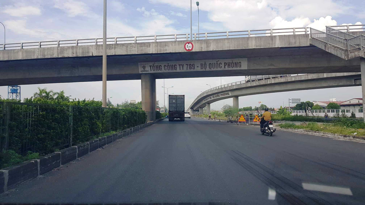 Đoạn Quốc lộ 5 qua cầu vượt 789 cũng đã hoàn tất và được thảm nhựa.