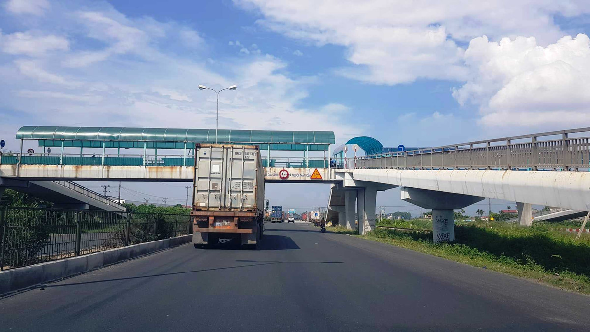 Mặt đường sau sửa chữa đã đảm bảo êm thuận cho các xe lưu thông.