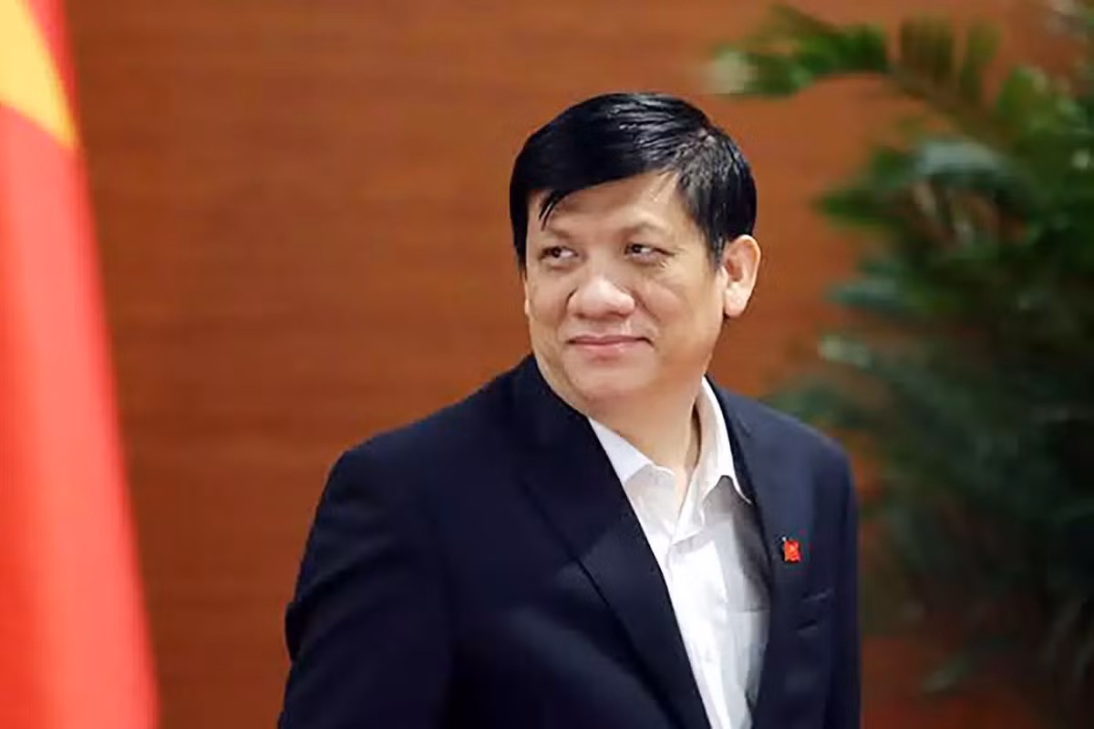 Trong đó, Cựu Bộ trưởng Y tế Nguyễn Thanh Long: Ngày 7/6, Cơ quan Cảnh sát điều tra Bộ Công an đã khởi tố, bắt giam ông Nguyễn Thanh Long – cựu Bộ trưởng Y tế về tội “Lợi dụng chức vụ quyền hạn trong khi thi hành công vụ”. Ông Long có hành vi lợi dụng chức vụ, quyền hạn làm trái các quy định của pháp luật trong việc cấp số đăng ký lưu hành, hiệp thương giá và kiểm tra giá hiệp thương kit xét nghiệm Covid-19, gây thiệt hại đặc biệt nghiêm trọng tài sản Nhà nước.