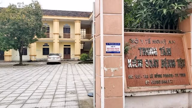  Nghệ An: Đây là địa phương chi đến 28,7 tỷ đồng để mua sắm kit xét nghiệm từ Công ty Việt Á. Ngày 31/12/2021, Cơ quan cảnh sát điều tra Bộ Công an đã khởi tố ông Nguyễn Văn Định - Giám đốc CDC Nghệ An cùng 1 thuộc cấp về tội "Vi phạm quy định về đấu thầu gây hậu quả nghiêm trọng". 