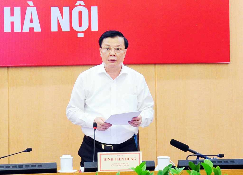 Ông Đinh Tiến Dũng sinh ngày 10/5/1961 tại xã Ninh Giang, huyện Hoa Lư, tỉnh Ninh Bình. Ông Dũng là Ủy viên Bộ Chính trị: Khóa XIII; Ủy viên Trung ương Đảng: Khóa XI, XII, XIII; Bí thư Thành ủy Hà Nội (từ 4/2021); Trưởng Đoàn ĐBQH thành phố Hà Nội khóa XV. Đại biểu Quốc hội: Khóa XIV, XV. 