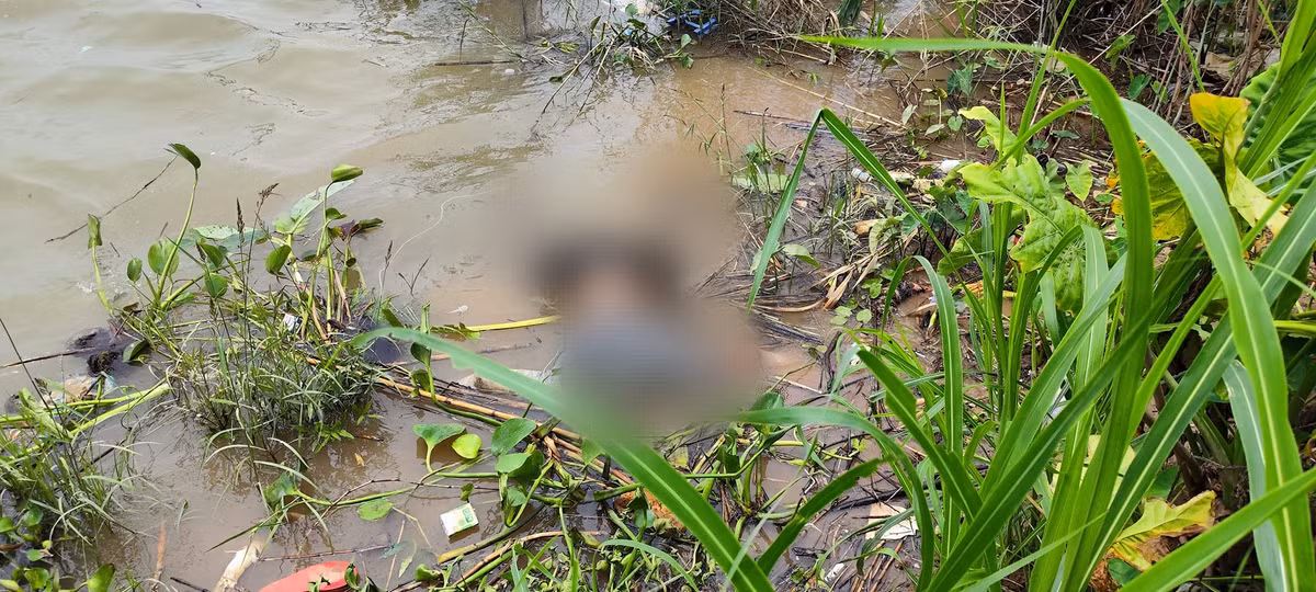 Thai Binh: Thi the nguoi dan ong bi buoc day 2 chan, troi tren song