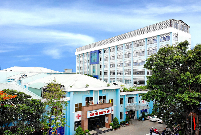 TP HCM kỷ luật 5 đảng viên liên quan vụ Việt Á. Ngày 26/8, UBKT Thành ủy TPHCM đã kỷ luật 2 tổ chức Đảng và 5 đảng viên vi phạm có liên quan Việt Á trong việc mua sắm trang thiết bị, sinh phẩm xét nghiệm Covid-19 ở Bệnh viện TP Thủ Đức và Bệnh viện quận Bình Tân. Trong đó, thi hành kỷ luật bằng hình thức khai trừ ra khỏi Đảng đối với đảng viên Nguyễn Minh Quân, Bí thư Đảng ủy nhiệm kỳ 2020 – 2025, Giám đốc Bệnh viện TP Thủ Đức. Đồng thời, thi hành kỷ luật bằng hình thức khiển trách đối với đảng viên Võ Tuấn Trường, Bí thư Đảng ủy nhiệm kỳ 2020 - 2025, Giám đốc Bệnh viện quận Bình Tân.