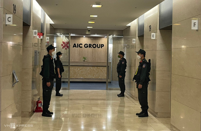 Trong quá trình lập hồ sơ điều chỉnh dự án, hồ sơ đấu thầu 12 gói thầu mua sắm trang thiết bị y tế thuộc dự án trong giai đoạn từ năm 2013 đến năm 2015, các cán bộ thuộc chủ đầu tư, Công ty AIC; đơn vị tư vấn lập dự án, lập hồ sơ mời thầu, chấm thầu; đơn vị thẩm định giá đã thông đồng, nâng khống giá trị trang thiết bị trong điều chỉnh tổng mức đầu tư và giá gói thầu, thông thầu, gian lận trong đấu thầu, vi phạm nghiêm trọng Luật Đấu thầu để Công ty AIC trúng thầu 12 gói thầu với tổng giá trị 476,87 tỷ đồng, gây thiệt hại tài sản Nhà nước, bước đầu xác định là 152 tỷ đồng.