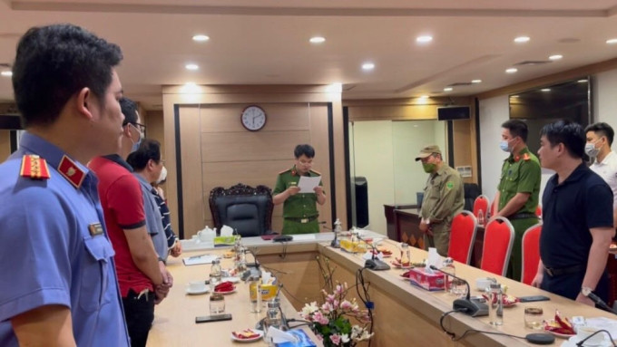 Theo kết quả điều tra, UBND tỉnh Quảng Ninh phê duyệt Dự án đầu tư mua sắm trang thiết bị cho Bệnh viện Sản nhi (ở phường Đại Yên, TP Hạ Long), tổng mức đầu tư hơn 238 tỷ đồng do Sở Y tế làm chủ đầu tư. Các bị can thuộc Sở Y tế Quảng Ninh đã có hành vi thông đồng với đơn vị tư vấn thẩm định giá ban hành chứng thư thẩm định theo giá cao hơn giá thị trường, móc ngoặc với nhà thầu và công ty AIC, các công ty có quan hệ với AIC để các công ty này và Công ty Mopha trúng toàn bộ 6 gói thầu trị giá 232 tỷ đồng, gây thiệt hại tài sản Nhà nước trị giá 73 tỷ đồng.