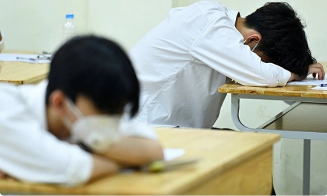 Thi sinh bi diem 0 vi ngu quen trong gio thi: Giam thi vo cam nhu …cai may