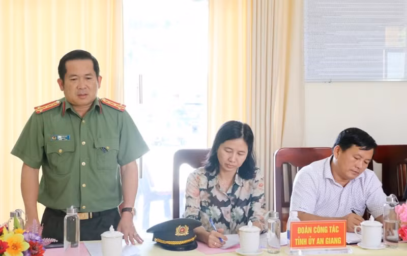 Đáng chú ý, Đại tá Đinh Văn Nơi có đề xuất Tỉnh ủy An Giang báo cáo Chính phủ xin ý kiến xem xét có xử lý hành chính hay không. Bởi, theo quy định 40 công dân nói trên đã có hành vi nhập cảnh trái phép nhưng bản thân họ hiện cũng đang rất khó khăn. Đồng thời hỗ trợ 40 người này về quê.