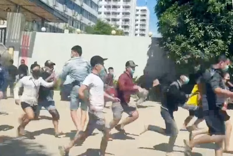  Điều tra đường dây mua bán người liên quan vụ 40 người tháo chạy casino Campuchia. Ngày 18/8, 40 người chạy khỏi casino ở Campuchia, bơi qua sông Bình Di để vào Việt Nam. Vào cuộc điều tra, Công an tỉnh An Giang phát hiện có 4 đường dây mua bán người liên quan nhiều tỉnh, thành trên cả nước. Công an tỉnh An Giang đã phát hiện đường dây tổ chức đưa người xuất cảnh trái phép và đã khởi tố, bắt tạm giam 2 người.