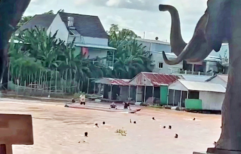 40 nguoi chay khoi Casino Campuchia: Bi danh dap, chich dien den ngat xiu