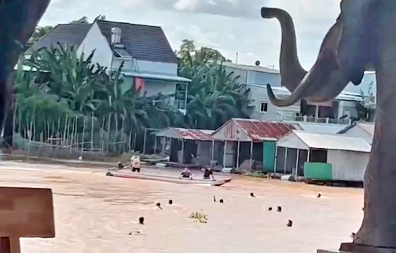 40 nguoi chay khoi Casino Campuchia: Bi danh dap, chich dien den ngat xiu