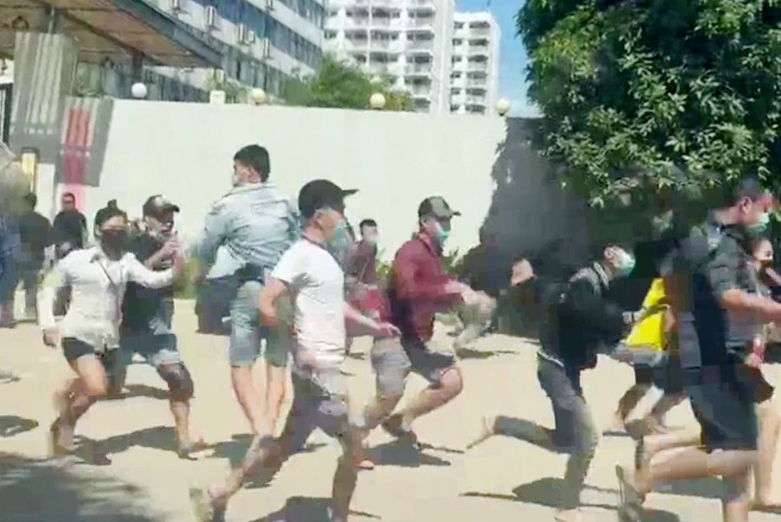 40 nguoi chay khoi Casino Campuchia: Bi danh dap, chich dien den ngat xiu-Hinh-2