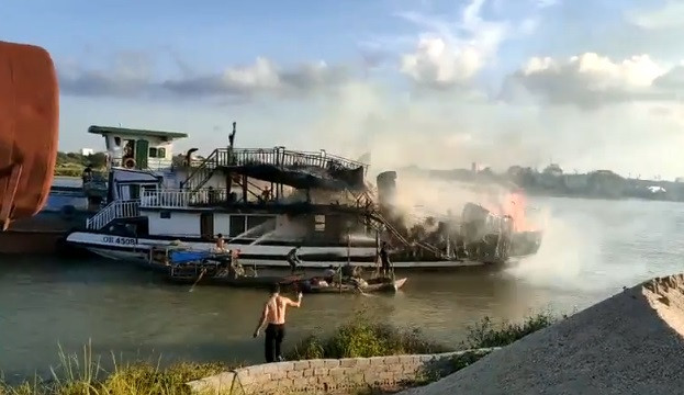 Tàu QN 4508 sơn màu trắng, rộng 4,5 m, dài 18 m, cao là 7m, chất liệu chủ yếu là gỗ, sắt, nhựa...Cơ quan chức năng tiếp tục làm rõ nguyên nhân vụ cháy. 