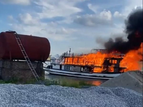 Anh Kiên cho biết, chiếc tàu này anh mua ở Tuần Châu, TP Hạ Long (Quảng Ninh) mang về Hải Dương tháo dỡ lấy nguyên vật liệu. Ngày 1/8, anh Kiên giao tàu cho ông Nguyên là lái tàu đi từ Quảng Ninh về Hải Dương. Khi tàu đang di chuyển thì đột nhiên bốc cháy tại buồng máy khu vực hầm. Sau đó, ngọn lửa lan lên tầng 2, 3. Cũng theo anh Kiên, nguyên nhân vụ cháy là do chập cháy hệ thống điện của tàu. 