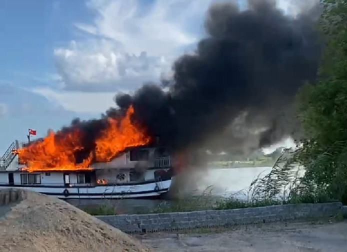 Ngay sau khi sự việc xảy ra, lực lượng cảnh sát phòng cháy, chữa cháy, cứu nạn, cứu hộ các cấp cùng các cơ quan chức năng, nhân viên, người dân trên tàu khẩn trương dập lửa. 