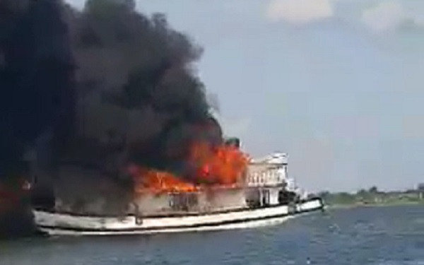 Hai Duong: Tau du lich Quang Ninh boc chay ngun ngut tren song Thai Binh-Hinh-2