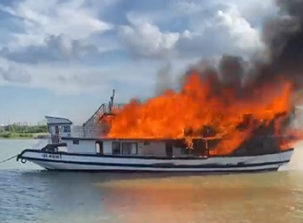 Theo cơ quan chức năng, chiếc tàu du lịch cháy do anh Trịnh Trung Kiên (sinh năm 1980, ở xã Nghĩa An, huyện Ninh Giang, Hải Dương) làm chủ.