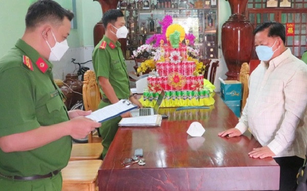  Xử nghiêm vụ án xảy ra tại Phòng CSGT đường bộ Công an tỉnh An Giang: Đã khởi tố bị can, bắt tạm giam Nguyễn Bá Quận - nguyên Trưởng phòng CSGT đường bộ; Nguyễn Hữu Ân - Đội trưởng Đội CSGTTT Công an huyện Thoại Sơn và Võ Chí Linh - nguyên cán bộ Đội Đăng ký, quản lý phương tiện giao thông cơ giới đường bộ thuộc Phòng CSGT đường bộ Công an An Giang do có dấu hiệu cố tình can thiệp vào phần mềm hệ thống đăng ký, quản lý để cấp biển kiểm soát phương tiện giao thông sai quy định.