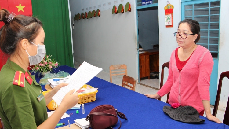  Triệt phá đường dây trùm “Mười Tường” buôn lậu vàng, USD xuyên quốc gia: Đây là dấu ấn đậm nét của đại tá Đinh Văn Nơi trong việc tấn công tội phạm buôn lậu. Đại tá Đinh Văn Nơi trực tiếp chỉ đạo vụ bắt giữ 51kg vàng lậu từ Campuchia về Việt Nam vào ngày 30/10/2020, bắt giữ trùm buôn lậu 'Mười Tường' Nguyễn Thị Kim Hạnh, kẻ cầm đầu cùng nhiều đàn em và các đối tượng liên quan đã bị khởi tố, bắt giam. Đây cũng là vụ án được Ban Chỉ đạo Trung ương về phòng chống tham nhũng, thống nhất bổ sung vào diện theo dõi và chỉ đạo.