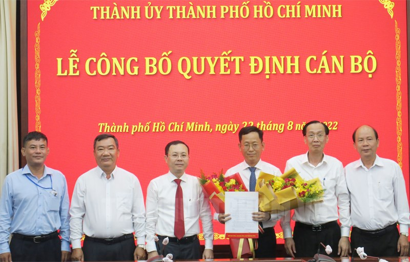 Trước khi được bổ nhiệm giữ chức Phó Trưởng Ban Nội chính Thành ủy TPHCM, ông Trung từng trải qua nhiều chức vụ. Cụ thể, từ tháng 5/2009 đến tháng 4/2011 là kiểm sát viên, công tác tại VKSND quận Bình Thạnh, TPHCM. 