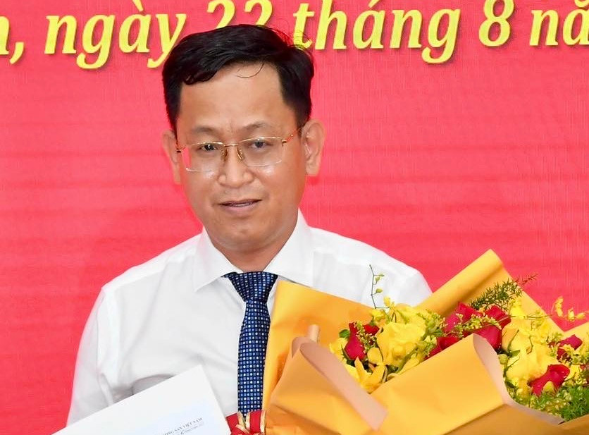 Ông Trần Quốc Trung sinh năm 1978, quê quán huyện Củ Chi, TPHCM. Trình độ: Thạc sĩ luật, Cử nhân Chính trị. 