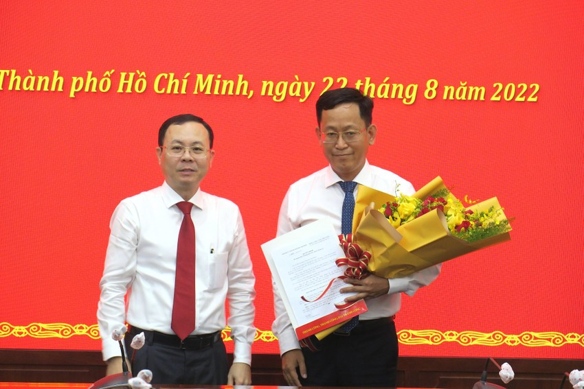 Sáng 22/8, ông Nguyễn Văn Hiếu - Ủy viên dự khuyết Ban Chấp hành Trung ương Đảng, phó bí thư Thành ủy TP HCM - thay mặt Ban Thường vụ Thành ủy trao quyết định bổ nhiệm phó trưởng Ban Nội chính Thành ủy TPHCM cho ông Trần Quốc Trung, thời gian giữ chức vụ 5 năm. 