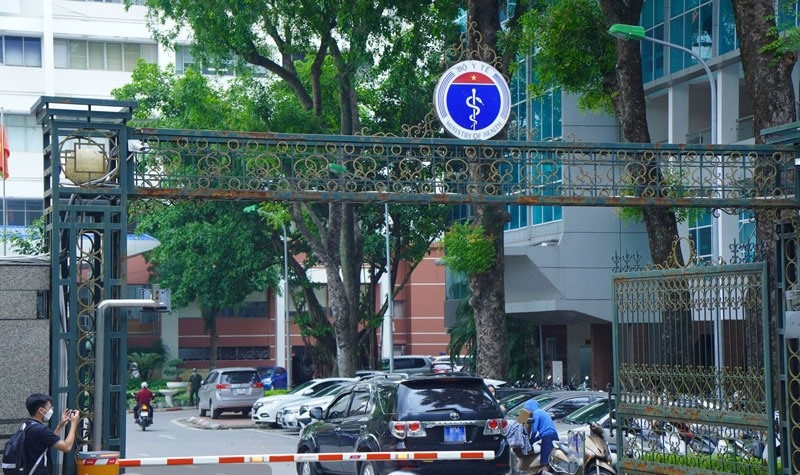 Trước đó, ngày 25/5, Cơ quan CSĐT Bộ Công an (C03) đã ra quyết định khởi tố bị can, thực hiện lệnh bắt tạm giam ông Nguyễn Huỳnh - Phó Trưởng phòng Quản lý giá, Cục Quản lý Dược, Bộ Y tế về tội "Lợi dụng chức vụ quyền hạn trong khi thi hành công vụ". Ông Nguyễn Huỳnh đã lợi dụng vai trò giới thiệu, can thiệp và tác động đến ông Nguyễn Minh Tuấn - Vụ trưởng Vụ Trang Thiết bị và Công trình y tế, trình, ký đề xuất Bộ Y tế ban hành Quyết định cấp Số đăng ký lưu hành kit xét nghiệm cho Công ty Việt Á trái quy định của pháp luật.