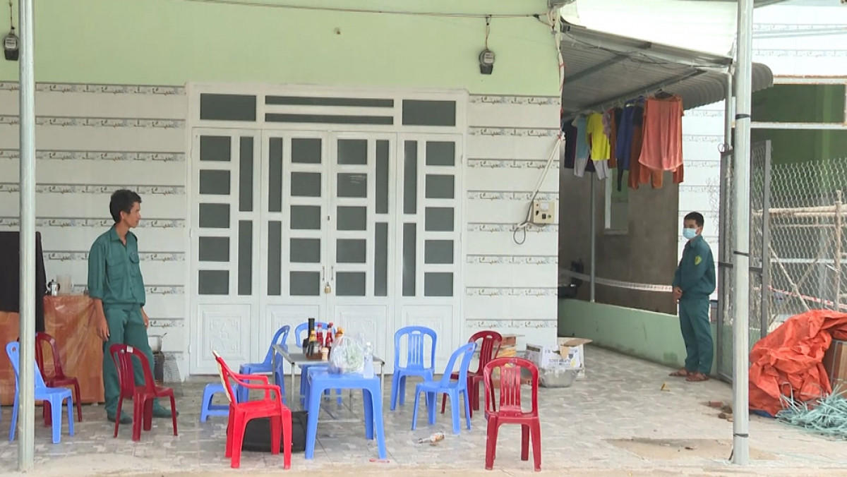  Truy tìm 2 nghi phạm đánh chết bạn nhậu: Ngày 21/8, Công an Bình Phước đang truy tìm một người đàn ông tên Thành và thanh niên đi cùng, bị tình nghi trong vụ đánh bạn nhậu đến tử vong. Tối 20/8, tại bữa nhậu ở khu nhà trọ thuộc ấp 6, xã Minh Hưng, huyện Chơn Thành, Thành và anh Tô Gia V.(36 tuổi, quê huyện Bắc Bình, tỉnh Bình Thuận) xảy ra mâu thuẫn. Hai bên lao vào đánh nhau, rồi được mọi người can ngăn. Sau khi bỏ về, Thành cùng một người khác mang dao, gậy sắt đánh anh V. khiến người này tử vong.