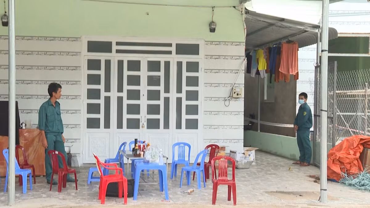  Truy tìm 2 nghi phạm đánh chết bạn nhậu: Ngày 21/8, Công an Bình Phước đang truy tìm một người đàn ông tên Thành và thanh niên đi cùng, bị tình nghi trong vụ đánh bạn nhậu đến tử vong. Tối 20/8, tại bữa nhậu ở khu nhà trọ thuộc ấp 6, xã Minh Hưng, huyện Chơn Thành, Thành và anh Tô Gia V.(36 tuổi, quê huyện Bắc Bình, tỉnh Bình Thuận) xảy ra mâu thuẫn. Hai bên lao vào đánh nhau, rồi được mọi người can ngăn. Sau khi bỏ về, Thành cùng một người khác mang dao, gậy sắt đánh anh V. khiến người này tử vong.