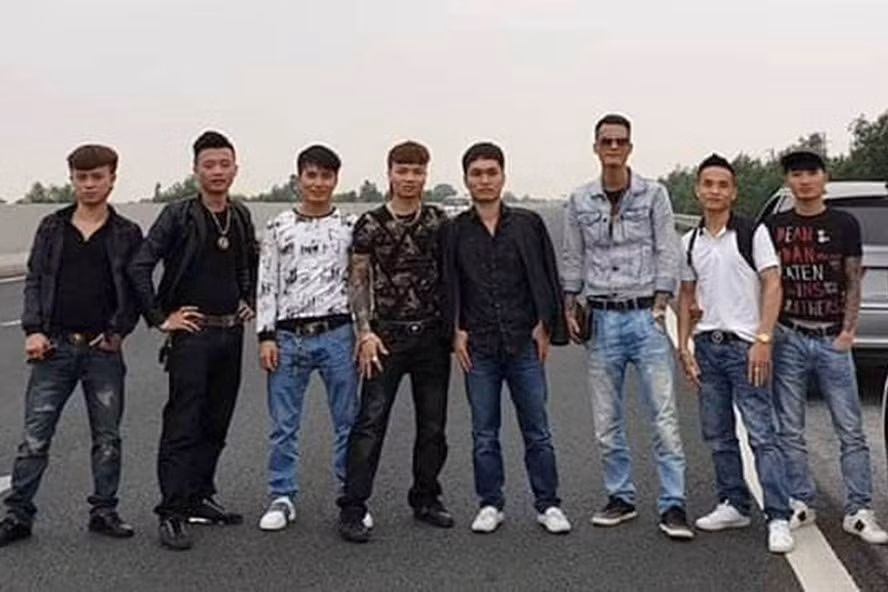 Nhắc đến Khá bảnh, nhiều người nghĩ đến tóc moi, điệu nhảy “múa quạt”. Dù liên tục có hành vi lệch chuẩn nói tục, chửi thề, mang dao kiếm... đầy tính "giang hồ, xã hội đen" nhưng điều lạ lùng là Khá "bảnh" lại được rất nhiều giới trẻ tung hô như thần tượng.