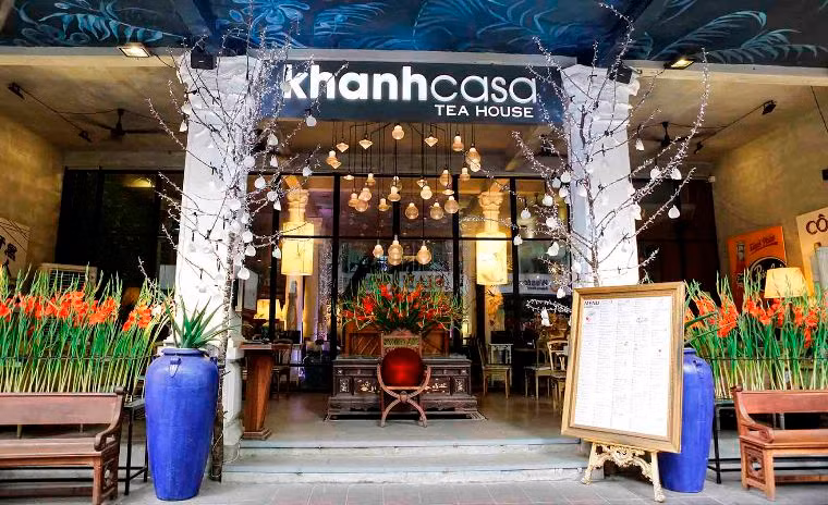 Ngay lập tức, người được xác định gây ra hành vi phản cảm, làm xấu mặt "đấng mày rầu" là doanh nhân Khánh Casa (Kiến trúc sư Vũ Khánh), người khá nổi tiếng khi đang sở hữu hàng loạt chuỗi nhà hàng, quán ăn mang phong cách sang trọng của vị kiến trúc sư yêu thích đồ cổ này.