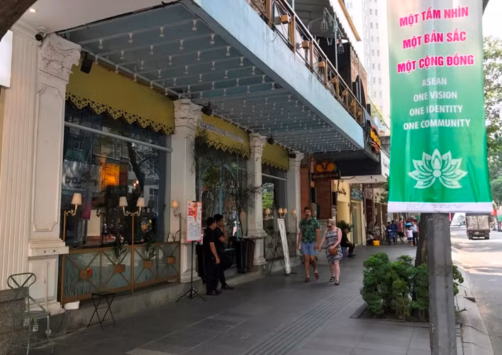 Đặc biệt nhất là "Khanh Casa Tea House" hoành tráng trên tuyến đường Đồng Khởi luôn nhộn nhịp du khách quốc tế.