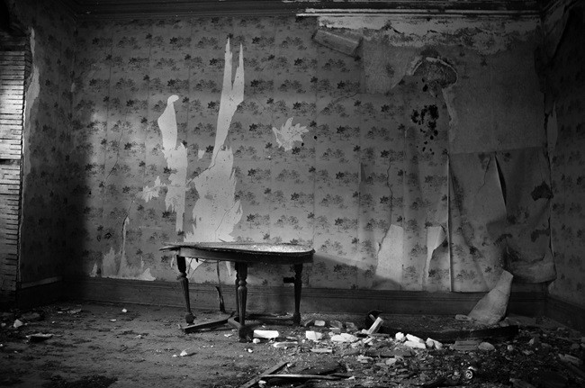 Ngôi nhà đã bị bỏ hoang kể từ đó. Một số đồ đạc của gia đình vẫn còn ở bên trong.