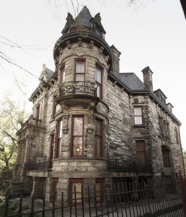 Lâu đài Franklin ở Cleveland, Ohio, được coi là một trong những ngôi nhà ma ám đáng sợ nhất ở Mỹ bởi có nhiều vụ giết người xảy ra tại đây. Nhiều người cũng xác nhận nhìn thấy bóng ma và thường xuyên nghe những tiếng động không rõ nguyên nhân phát ra từ ngôi nhà.