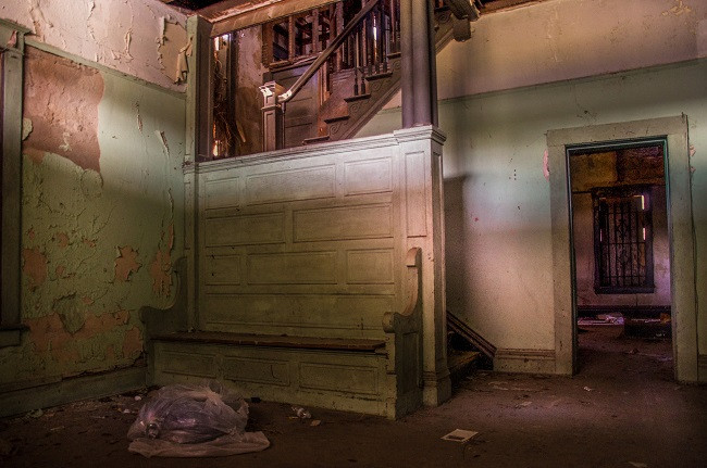 Nhiều linh hồn ám ảnh tại đây như muốn trốn thoát ra ngoài. Nằm tại Texarkana, Arkansas, ngôi nhà này ở phía trước con đường nơi sát nhân "Phantom Killer" đưa nạn nhân của mình đến.