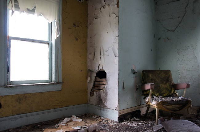 Ba nạn nhân nữ được tìm thấy trong nhà. Kẻ giết người đã đặt một trong 3 nạn nhân ở tư thế bào thai và bọc cô trong túi nhựa.