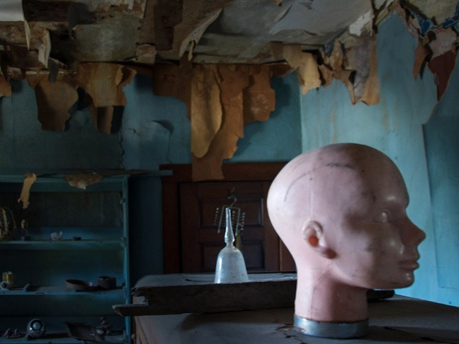 Theo người dân địa phương, những ngôi nhà hàng ở Louisiana này là nơi một cậu bé tự sát. "Mọi người cuối cùng đã từ bỏ những ngôi nhà trên hàng rào vì sợ hãi", Lawless giải thích.