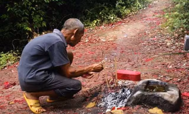 Mặc dù rất sợ hãi nơi này nhưng nhiều người vẫn tìm tới đây để cầu xin phước lành. Vào mùa hạn hán, người dân thường xuyên lên đây thắp nhang, do đó các giếng nước chưa bao giờ cạn, cứu sống rất nhiều người qua mùa hạn hán khắc nghiệt.