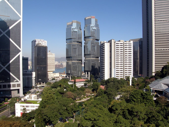 Thậm chí, tòa nhà có nhiều góc nhọn còn bị chỉ trích là tỏa năng lượng xấu, ảnh hưởng tới công việc kinh doanh xung quanh. Chủ nhân của Lippo Centre nằm đối diện một góc nhọn của tòa tháp đã phá sản.