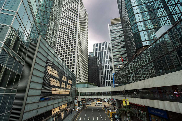 Nhiều công ty thậm chí còn có quỹ riêng hàng năm cho việc xem phong thủy. Những thay đổi có thể ở các chi tiết nhỏ như vị trí bàn giám đốc, tới yêu cầu tốn kém hơn như phá dỡ và xây lại một phần tòa nhà.