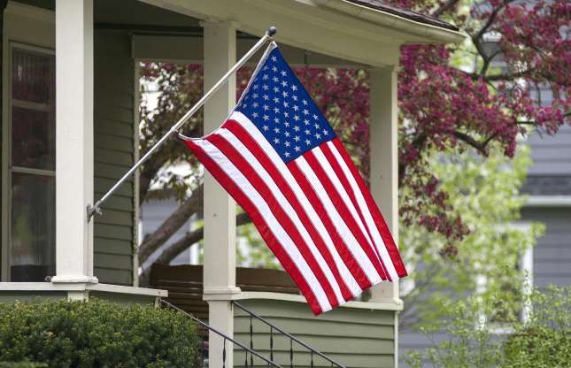 Quốc kỳ Mỹ đặc trưng hiện nay có từ năm 1960, sau khi Hawaii trở thành 1 bang của Mỹ. 50 ngôi sao đại diện cho 50 bang của Mỹ. 13 vạch ngang đại diện cho 13 vùng thuộc địa Anh đã trở thành những bang đầu tiên. Tương lai của quốc kỳ Mỹ hiện vẫn chưa rõ khi cả Puerto Rico và Quận Columbia đều đang muốn trở thành bang của Mỹ. Nếu điều đó xảy ra, lá cờ có lẽ sẽ cần điều chỉnh để thêm ngôi sao.