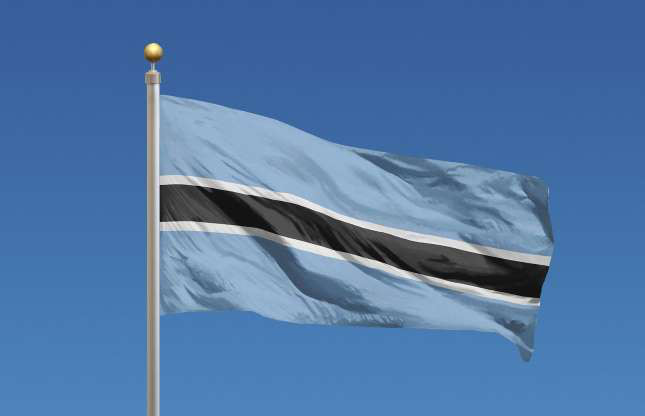 Quốc kỳ Botswana là một trong số ít quốc kỳ không sử dụng màu sắc truyền thống của phong trào liên châu Phi (đỏ, xanh lá và đen) hoặc màu sắc của đảng cầm quyền. Thay vào đó, quốc kỳ Botswana được thiết kế theo màu của áo khoác quân đội. Được thông qua năm 1966 thay cho lá cờ Union Jack, màu xanh nhạt đại diện cho nước, màu đen và trắng đại diện cho hài hòa sắc tộc. Đường kẻ đen, trắng cũng là màu của ngựa vằn, loài động vật đặc trưng ở Botswana.